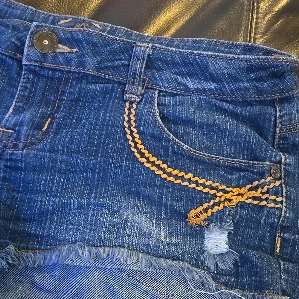 Almost Famous jeans shorts - Picture 2 of 6